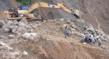 La vía está cerrada desde hace varios días y las fuertes lluvias dificultan los trabajos de rehabilitación. / Foto: Cortesía / La Opinión 