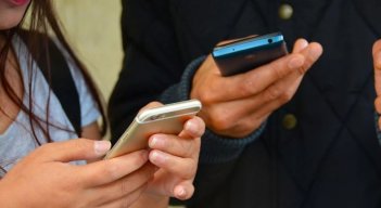 Cualquier persona puede contactarse, desde su celular, con un asesor del Servicio Nacional de Aprendizaje escribiendo al código 85737. / Foto: Cortesía / La Opinión 