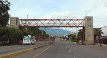 El puente está ubicado en toda la avenida principal de Tierra Linda. / Foto: Carlos Ramírez. 