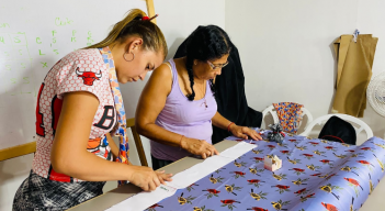 En un modesto taller de la zona rural de Tibú, se confeccionan piezas de moda inspiradas en la belleza y fuerza de El Catatumbo.