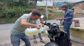 Como en los viejos tiempos, volvió la venta de combustibles a través de pimpinas en las calles de Ocaña./ Fotos: Cortesía / La Opinión