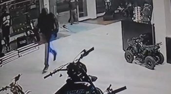 En video quedó registrado el millonario robo a concesionario de motos en Bogotá