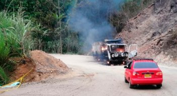 Incinerado vehículo distribuidor de gas propano en la vía hacia Convención