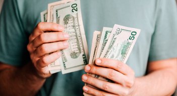 Los analistas estiman que el dólar volverá a estar por debajo de los $4.000 y que el alza de ahora es temporal./ Foto Archivo