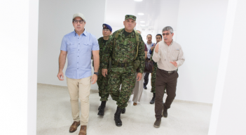 Omar Sepúlveda, segundo comandante del Ejército Nacional, recibió la obra de manos del representante de los EE.UU. Kevin Murakami. 