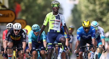 El eritreo Biniam Girmay le ganó en el embalaje al colombiano Fernando Gaviria (a la derecha).