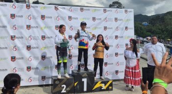 Camila de Hoz (centro) posa con el trofeo y el buso de campeona nacional.