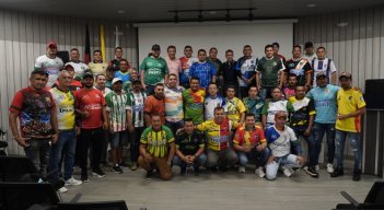 Los representantes de los diferentes municipios lucieron las camisetas de sus equipos.