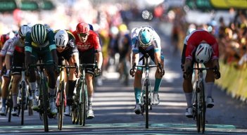El neerlandés Dylan Groenewegen (primero a la derecha) fue el más veloz en la sexta etapa.