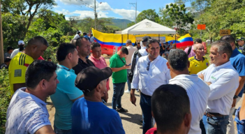 El alcalde de Los Patios, Alexi Valencia, asistió a la  vereda Agualinda para conocer los motivos de la propuesta. 
