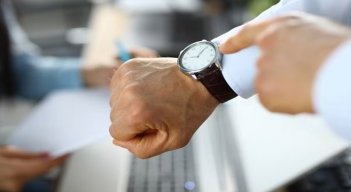 Si bien la pasión por el fútbol emociona a millones de colombianos, este lunes será un día laboral común y corriente para empleados del sector privado.