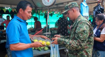 Ejército Nacional en el mercado campesino