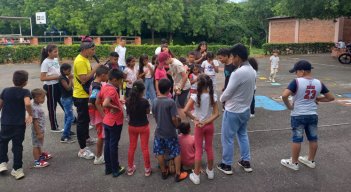 Trabajo con niños en Carpa para la paz