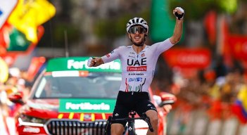 Adam Yates en una gran escapada se impuso en la novena etapa.