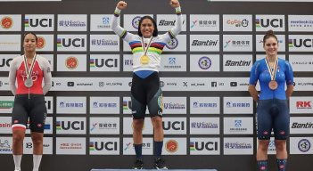 Stefany Cuadrado (centro) campeona de la prueba del Keirin.