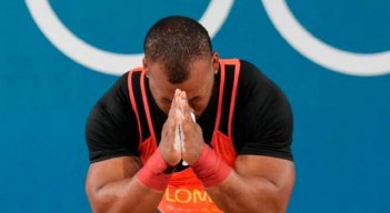 El pesista fue recibido como un héroe en Cali tras su hazaña en París-2024. El alcalde de Cali le prometió casa a él y a su familia.