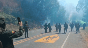 Un artefacto explosivo fue detonado en la vía Panamericana, mientras la Fuerza Pública intervenía en los bloqueos por parte de comunidades indígenas.