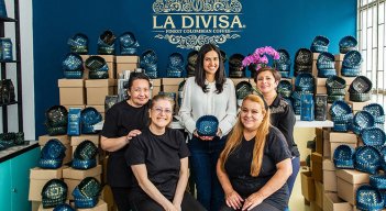 Ecomujeres by La Divisa, un proyecto que transforma empaques de café en piezas de moda artesanal. / Foto: Cortesía