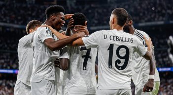 Real Madrid recibe en su casa al  Barcelona que hace una buena campaña.  