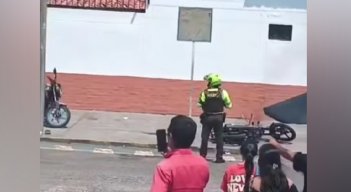 Conductor le prendió fuego a su motocicleta 