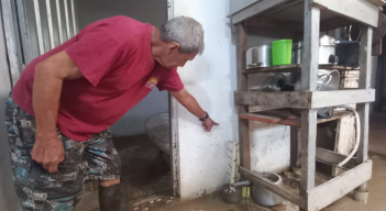 Lluvia desbordó canal en Los Patios y provocó pérdidas materiales.