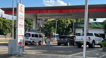Que el Gobierno aumente el cupo de combustible subsidiado o quite este beneficio son dos propuestas ante la situación./ Foto Carlos Ramírez-La Opinión