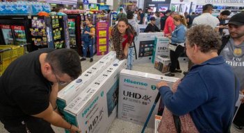 El Black Friday llega a Colombia este 29 de noviembre, marcando el inicio de la temporada navideña y ofreciendo grandes descuentos.