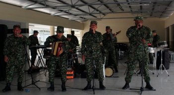 Sin formación académica en música, estos soldados aprendieron a tocar instrumentos y a cantar por pura pasión y esfuerzo propio.