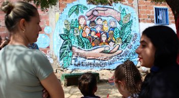 La comunidad rosariense fue protagonista de la develación de un mural conmemorativo alusivo al Día del Migrante. 
