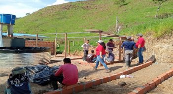 Firmantes de paz de Hacarí trabajan en la adecuación de una granja experimental para resarcir el tejido social.