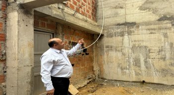 Se levanta un muro de contención para proteger las viviendas en riesgo.