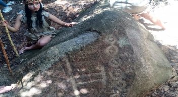 Antropólogos analizan petroglifos dejados por ancestros indígenas en la provincia.