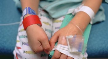 Nunca permita que los niños manipulen productos de pólvora, pero si tiene la más mínima sospecha de que un menor pudo haber ingerido algún elemento pirotécnico, no dude en llevarlo a urgencias.  /Fotos: Cortesía / La Opinión 