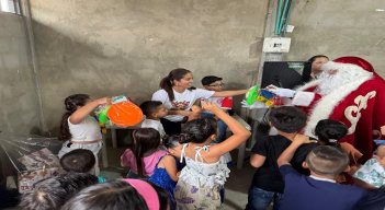 La primera dama, acompañada del equipo de colaboradores, recorrió el sector rural y el urbano para entregar regalos de Navidad a los niños y niñas./ Foto: Cortesía