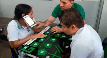 El educador Eduardo Pérez crea herramientas para que sus estudiantes en condición de discapacidad fortalezcan su proceso de aprendizaje./ Foto Cortesía
