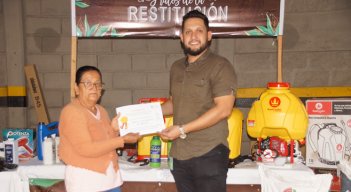 Entrega de insumos para emprendimientos. / Foto Cortesía