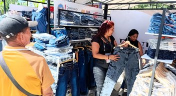 Venta de ropa. / Foto: Cortesía