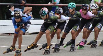 Los patinadores rojinegros mostraron sus destrezas en la pista.