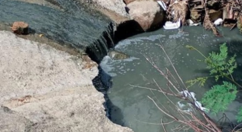 El bote de aguas negras en el barrio Montevideo 2 se encuentra expuesto en una de las vías principales del sector.