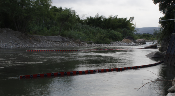 Barreras flotantes fueron instaladas sobre el río Pamplonita para mitigar cualquier riesgo de contaminación por crudo. 