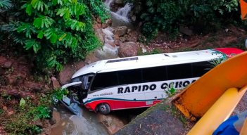 Bus se fue por el precipicio