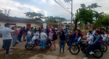 Más de 1.000 maestros laboran en el Catatumbo y ayer decidieron salir en caravana con banderas blancas, pidiendo el cese al fuego y buscando zonas seguras. / Fotos: Cortesía / La Opinión 