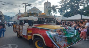 Para mantener vivas las tradiciones se llevó a cabo el desfile de autos antiguos y clásicos en Ocaña./ Foto: Cortesía
