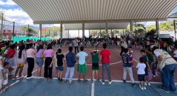 A los niños y jóvenes que están en albergues y hoteles también se les garantizará el acceso a la educación. 