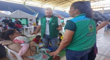 Joven madre vive una odisea en la zona del Catatumbo con su pequeña hija en brazos.