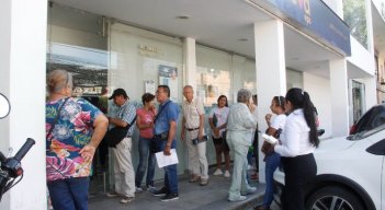 Usuarios de Nueva Eps haciendo cola para reclamar medicamentos/Foto Stefany Peñaloza/La Opinión
