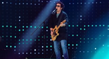 Alexis Bolaños subió al escenario para interpretar ‘Persiana Americana’, el clásico de ‘Soda Stereo’.