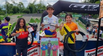 la bicirosista cucuteña Camila De La Hoz  (centro) arrancó bien la temporada.
