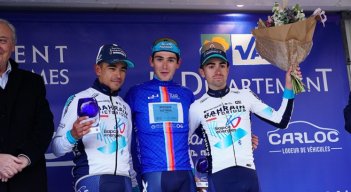 Santiago Buitrago (a la izquierda), ciclista colombiano.