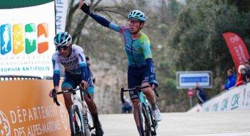 Santiago Buitrago (izquierda), entró muy cerrado en la curva y no pudo superar a Scaroni.